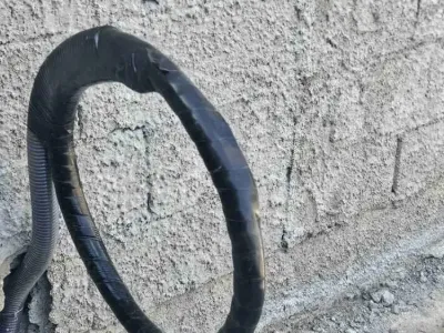 مواسير نحاس مكيف معزولة ظاهرة على جدار قبل تنظيم المسار في الرياض