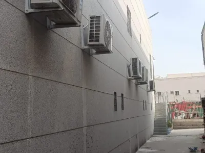 تركيب وحدات مكيفات سبلت خارجية على جدار مبنى في الرياض