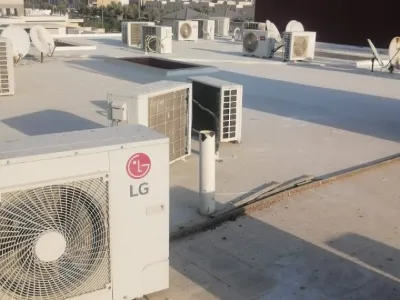 وحدات مكيفات سبلت خارجية مركبة على سطح مبنى سكني بالرياض