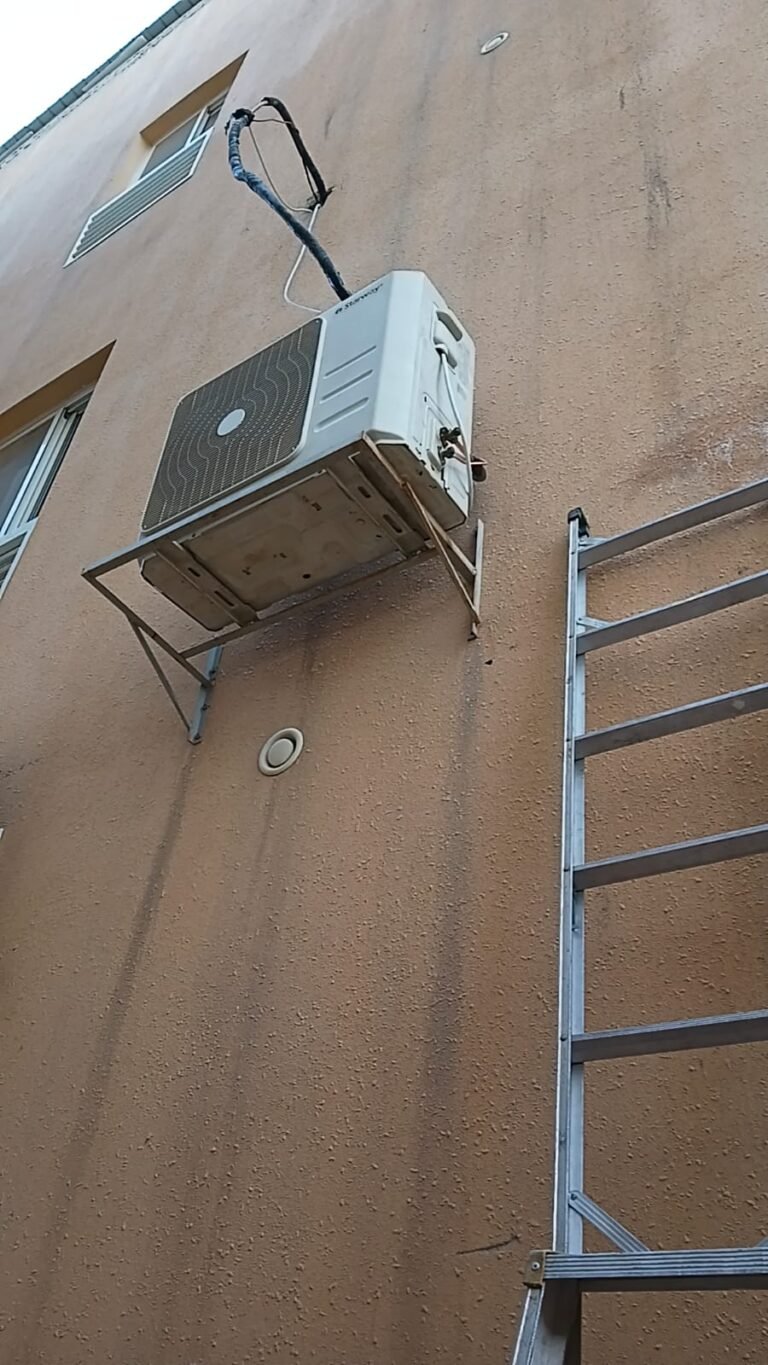 وحدة مكيف سبلت خارجية على حامل جداري مع سلم للوصول إليها في الرياض