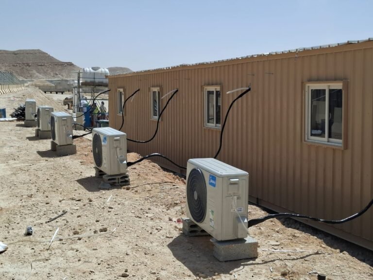 تركيب مجموعة مكيفات سبلت لكرفانات موقع عمل في الرياض