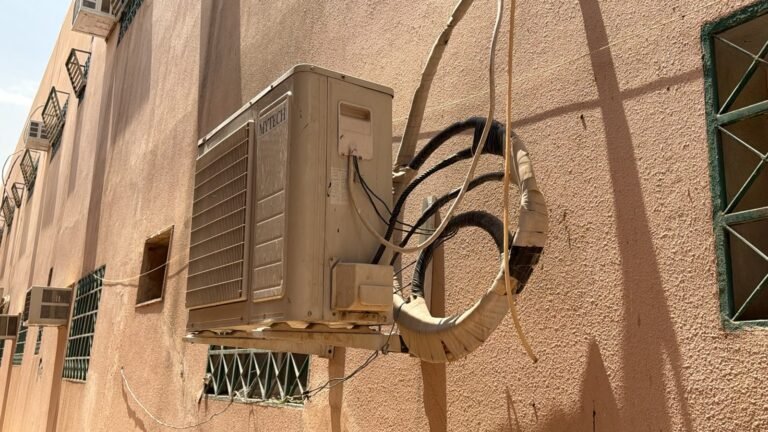 قبل التعديل: وحدة مكيف خارجية بتمديدات نحاس عشوائية وملفوفة
