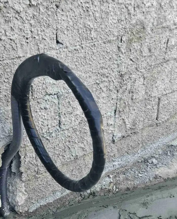 مواسير نحاس مكيف معزولة ظاهرة على جدار قبل تنظيم المسار في الرياض