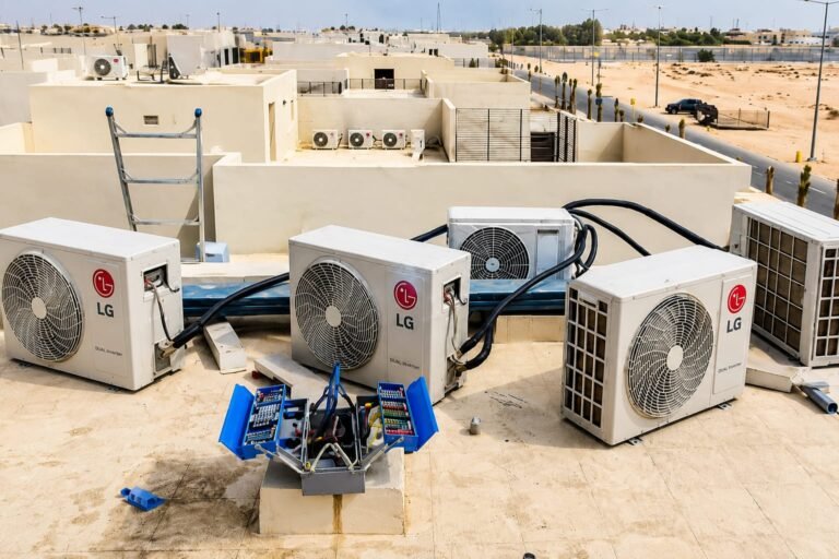 تركيب وحدات مكيفات LG خارجية على سطح فيلا بالرياض