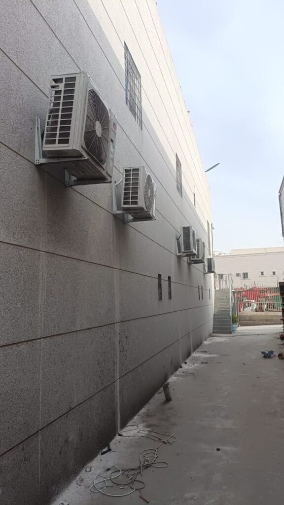 تركيب وحدات مكيفات سبلت خارجية على جدار مبنى في الرياض