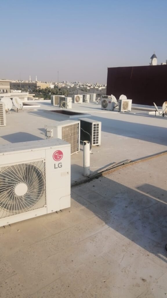 وحدات مكيفات سبلت خارجية مركبة على سطح مبنى سكني بالرياض